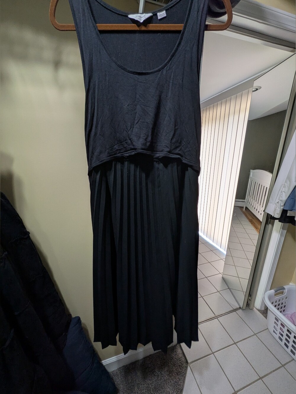 Maternity And NursinBlack Sleeveless Pleated Midi Dress - Classic Everyday Style